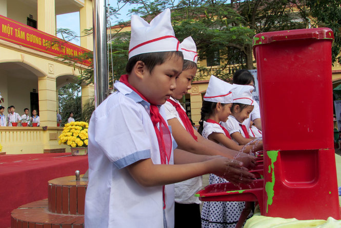 Các bạn học sinh Trường tiểu học An Tảo cùng tham gia rửa sạch tay bằng xà phòng - Ảnh: HÀ THANH