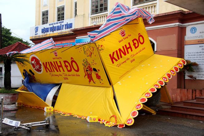 Một tiệm bánh đổ sập ở khu vực đường Hoàng Hoa Thám, TP Huế - Ảnh: MINH AN