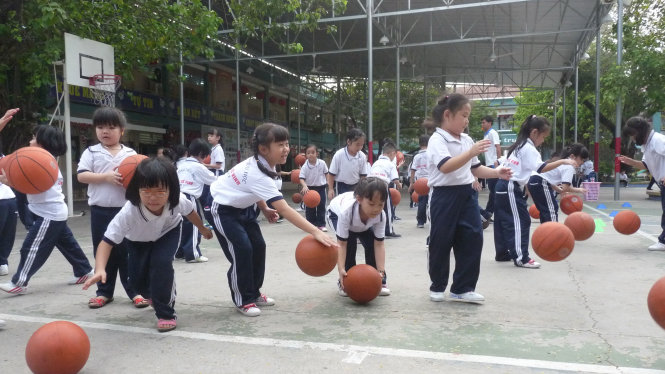 Học sinh Trường tiểu học Lương Thế Vinh, quận 7, TPHCM học bóng rổ trong buổi thứ hai - Ảnh: H.HG