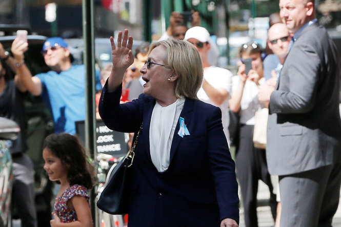 Bà Hillary Clinton rời nhà con gái Chelsea ở khu Manhattan, New York sau khi nghỉ ngơi vì mệt - Ảnh: Reuters