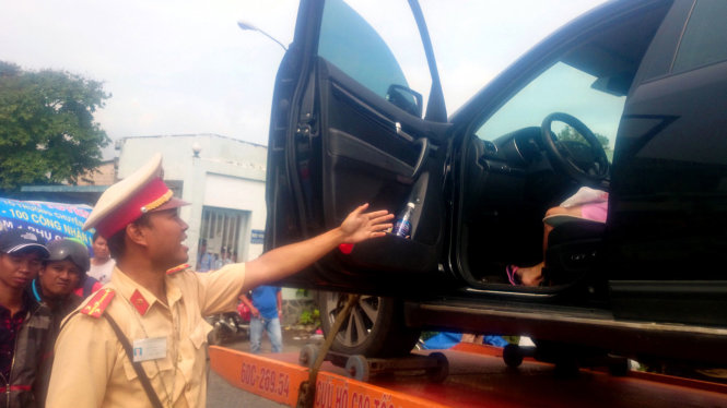 Lực lượng CSGT yêu cầu bà Hà xuất trình giấy tờ nhưng nữ tài xế vẫn “cố thủ” trên xe không hợp tác - Ảnh: CTV