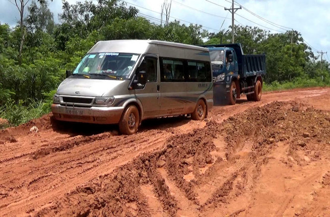 Sau khi tuyến đường hoàn thành, cảnh đi lại vất vả như thế này sẽ không còn - Ảnh: H.TRUNG