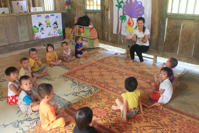 Các bé mầm non ở Piềng Khóe, xã Tam Lư, huyện Quan Sơn 
(Thanh Hóa) học cùng cô trong phòng học tranh tre tạm bợ - Ảnh: HÀ ĐỒNG