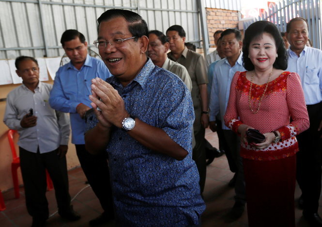 Thủ tướng Hun Sen và vợ Bun Rany đến tỉnh Kandal hôm 1-9 để đăng ký cho kỳ bầu cử địa phương vào năm tới - Ảnh: Reuters