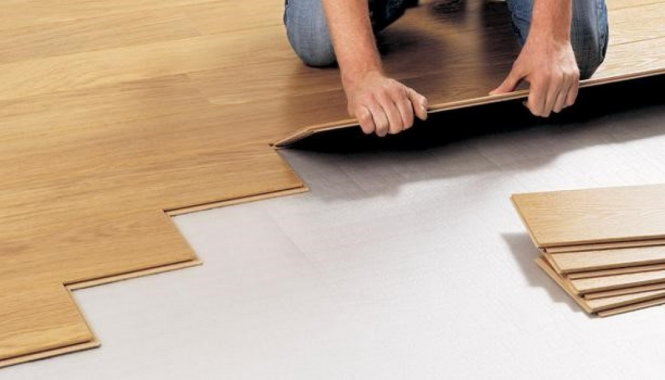 Nên trải thêm tấm cao su non để làm tăng độ bám dính của bề mặt sàn gỗ và nền nhà - Ảnh minh họa: BĐS