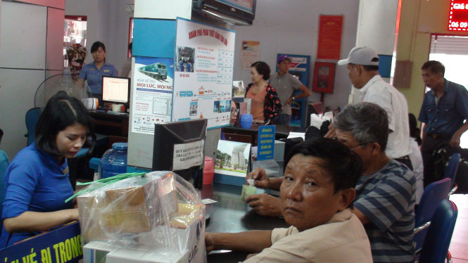 Người dân mua vé tàu tại ga Sài Gòn chiều 13-9 - Ảnh: ĐỨC PHÚ