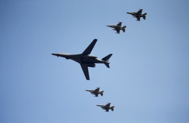 Một máy bay ném bom B-1B bay tại vùng trời ở căn cứ quân sự Osan tại Pyeongtaek, Hàn Quốc ngày 13-9 - Ảnh: Reuters