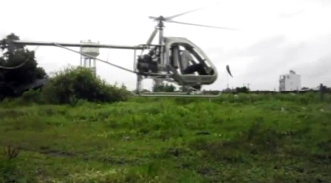 Chiếc trực thăng tự chế đã bay cao được 2m, xa khoảng 100m trong lần thử nghiệm gần nhất. Ảnh cắt từ clip.