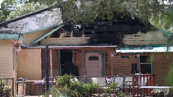 Phần mái bị cháy xem của nhà thờ Fort Pierce tại Orlando, Florida - Ảnh: AFP