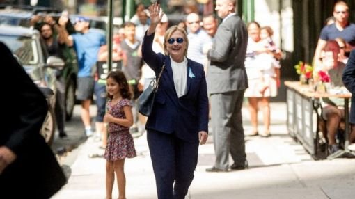 Bà Hillary Clinton sau khi rời nhà con gái Chelsea trong ngày 11-9 - Ảnh: Reuters