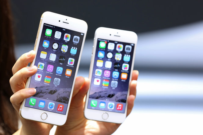 Điện thoại iPhone 6 Plus (trái) và iPhone 6 - Ảnh: Yuriko Nakao/Bloomberg