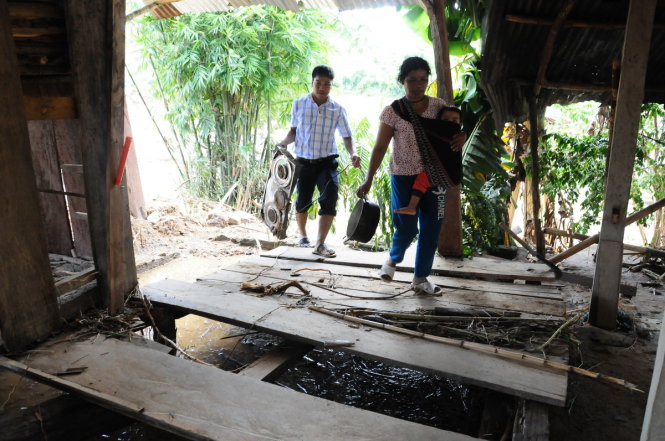 Người dân làng Pa oi đang tìm kiếm các vật dụng trong gia đình bị cuốn trôi sau sự cố vỡ đường dẫn nước thủy điện Sông Bung 2 - Ảnh: ĐĂNG NAM