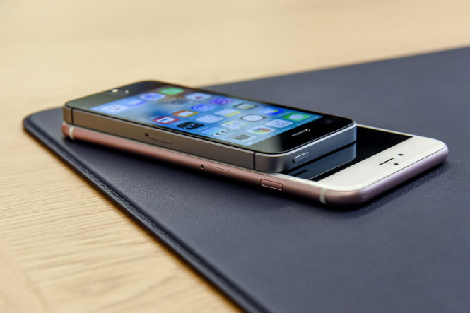 Điện thoại iPhone SE (trên) so với iPhone 6 Plus - Ảnh: David Paul Morris/Bloomberg