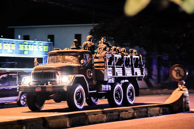Xe chở binh sĩ quân đội Campuchia hướng về trụ sở đảng CNRP ở thủ đô Phnom Penh tối 12-9 - Ảnh: C.D