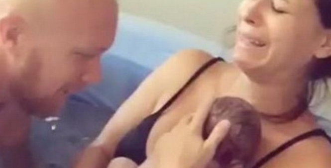 Cô Audra Lynn xúc động ôm con sau khi bé ra đời - Ảnh chụp từ video clip