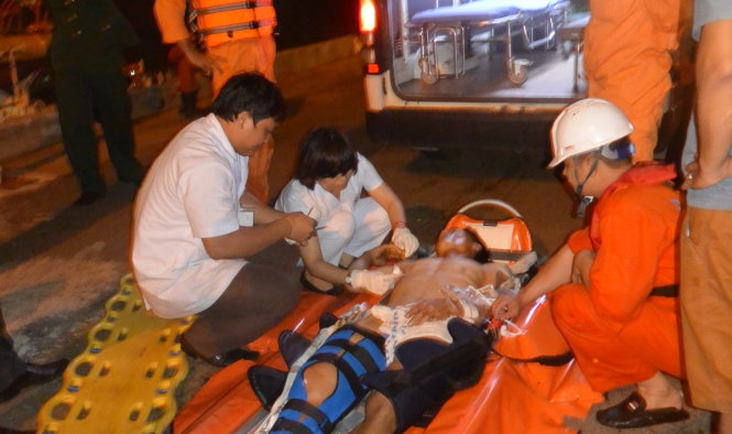 Thuyền viên Nguyễn Đăng Dũng được đưa về bờ cứu chữa - Ảnh: Vietnam MRCC