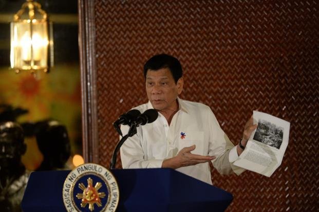 Ông Duterte nói Philippines sẽ không tham gia các cuộc tuần tra trên Biển Đông để tránh can dự vào một hành động gây hấn - Ảnh: AFP