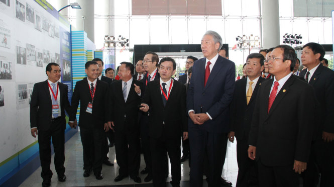 Phó Thủ tướng Singapore Teo Chee Hean (hàng đầu, thứ ba từ phải qua) nghe thuyết trình về việc mở rộng các khu công nghiệp VSIP tại Bình Dương ngày 14-9 - Ảnh: B.SƠN