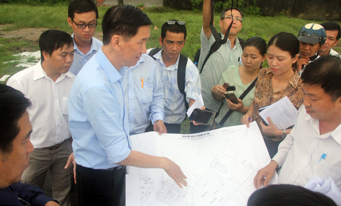 Ông Trần Vĩnh Tuyến, phó chủ tịch UBND TP (đứng thứ 2 từ trái qua) yêu cầu lãnh đạo huyện Nhà Bè giải quyết dứt điểm tình trạng lấp rạch Nò để triển khai dự án -  Ảnh: QUANG KHẢI