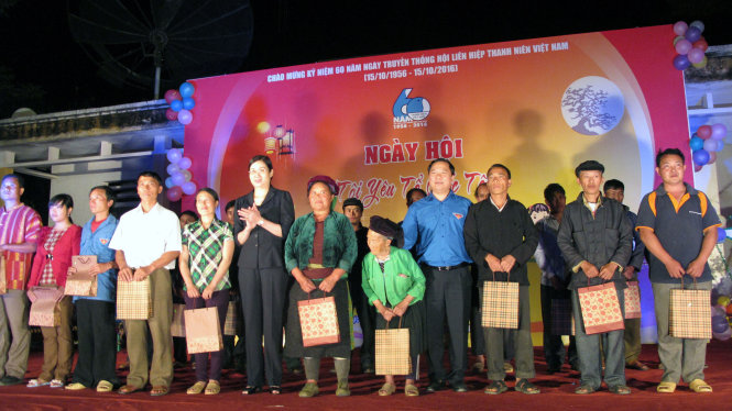 Nguyễn Phi Long và lãnh đạo tỉnh trao quà cho gia đình chính sách