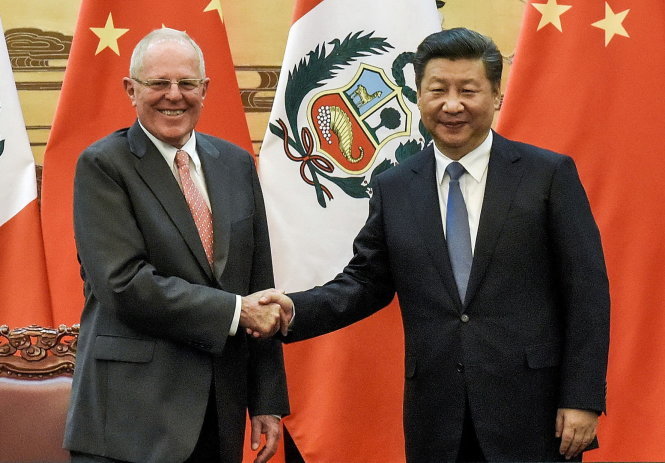 Tổng thống  Pedro Pablo Kuczynski và Chủ tịch Trung Quốc Tập Cận Bình tại Bắc Kinh ngày 13-9 - Ảnh: Reuters