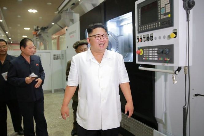 Nhà lãnh đạo CHDCND Triều Tiên Kim Jong Un tới thăm và chỉ đạo tại một nhà máy ở Bình Nhưỡng - Ảnh: Reuters