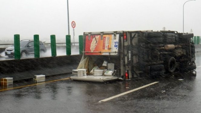Chiếc xe tải bị lật vì gió bão tại hạt Pingtung, Đài Loan - Ảnh: AFP