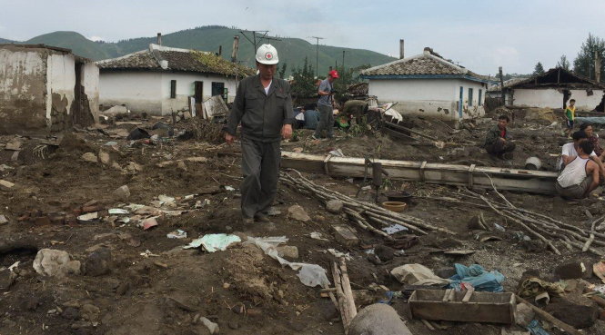 Nhân viên Hội chữ thập đỏ tại một khu vực bị lũ tàn phá - Ảnh: AFP