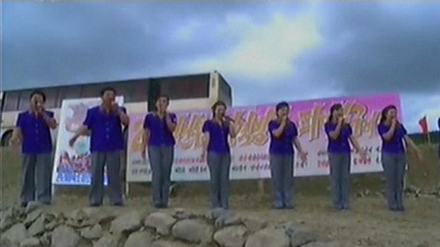 Nhà chức trách cử nhóm nhạc tới để khích lệ tinh thần lao động của người dân - Ảnh: NKOREA TV