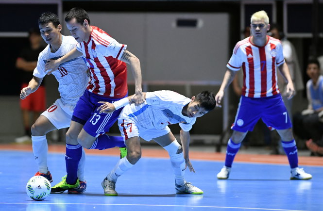 Các cầu thủ VN có trận đấu quá khó khăn trước Paraguay. Ảnh: QUANG THẮNG