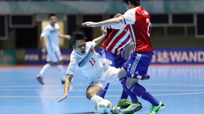 Trần Văn Vũ (11) bất lực trong vòng vây của các cầu thủ Paraguay. Ảnh: FIFA