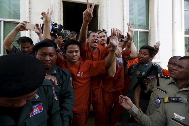 Những thành viên đảng CNRP được trả tự do ngày 17-3 tại Phnom Penh. Họ bị bắt trước đó vì tội xuống đường biểu tình - Ảnh: Reuters