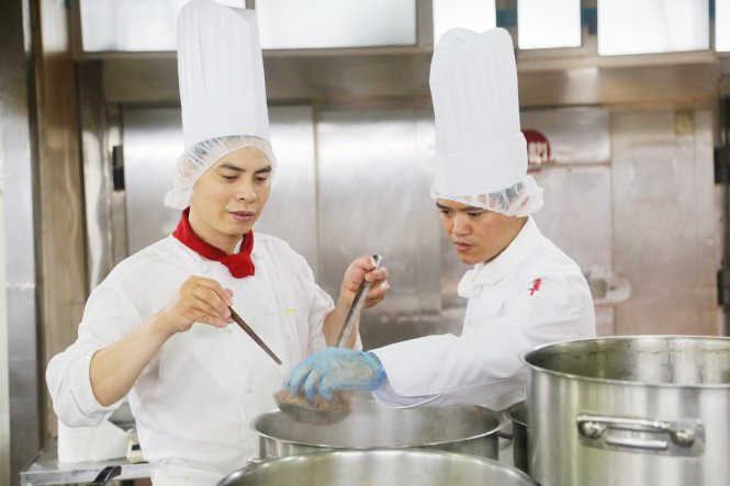 Đầu bếp Nguyễn Kiên Cường cùng đồng nghiệp nhiều lần mày mò sản phẩm