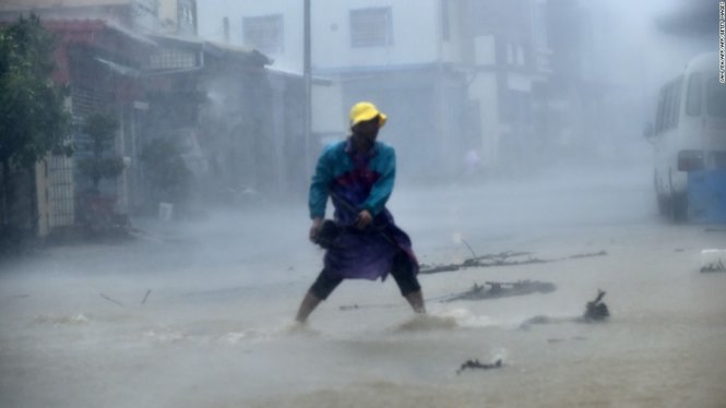 Một cư dân dọn đá chắn đường khi bão Meranti càng quét qua Pingtung, Đài Loan - Ảnh: AFP