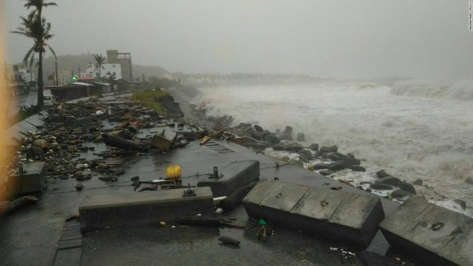 Sóng to gây hư hại các công trình trên bãi biển hạt Taitung, Đài Loan - Ảnh: Taiwan Red Cross