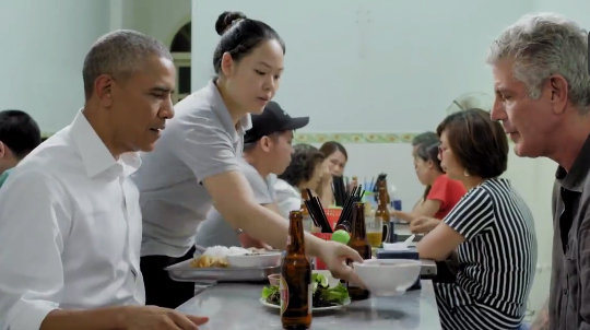 Obama nếm thử món ăn đặc trưng của Hà Nội - bún chả và cảm thấy rất hài lòng về hương vị tuyệt vời của nó. Bạn có muốn thử món ăn này không? Hãy xem hình ảnh của ông ta thưởng thức bún chả!