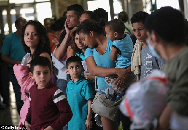 Người nhập cư Trung Mỹ trái phép sẽ bị Mỹ trục xuất về Mexico chứ không phải về quê hương họ - Ảnh: Getty Images