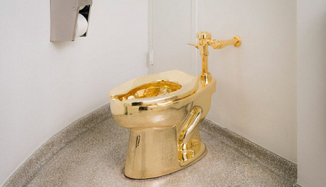 Bồn cầu bằng vàng được đặt trong một phòng vệ sinh công cộng, nam nữ dùng chung tại bảo tàng Guggenheim - Ảnh: DAILY MAIL
