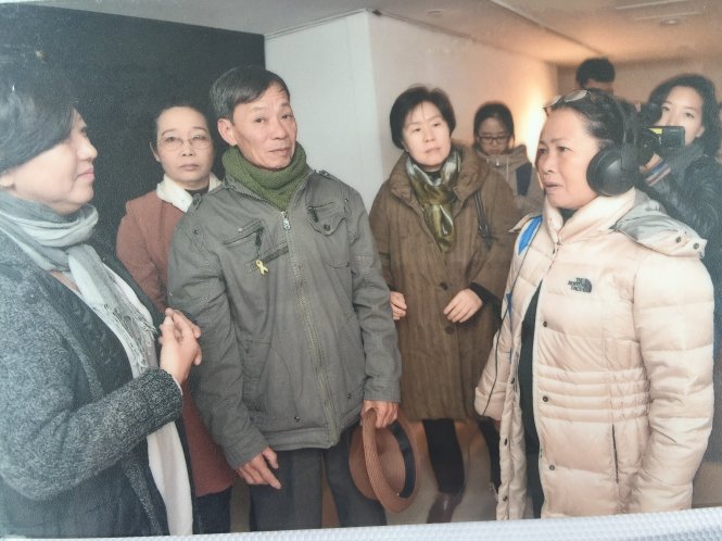 Ông Nguyễn Tấn Lân (thứ ba từ trái) và bà Nguyễn Thị Thanh (bìa phải, hàng đầu) trong chuyến sang Hàn Quốc năm ngoái để kể chuyện thảm sát -  Ảnh: Nhân vật cung cấp