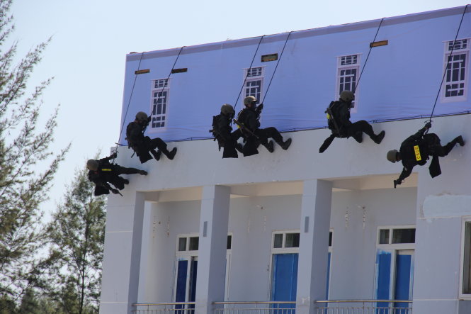 Lực lượng công an từ trên cao xuống khống chế tầng 2 của tòa nhà - Ảnh: TRẦN MAI