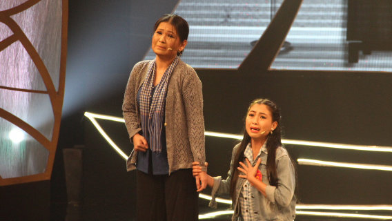Thí sinh Trịnh Thị Ngọc Huyền (bìa trái) thể hiện trích đoạn Biển lòng của mẹ với sự hỗ trợ của NSUT Hồ Ngọc Trinh - Ảnh: Nguyễn Lộc