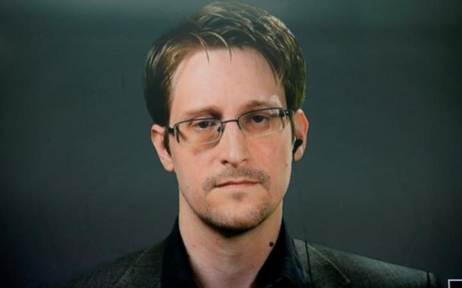 Edward Snowden phát biểu thông qua một phần mềm liên kết video tại một buổi họp báo ở New York - Ảnh: Reuters