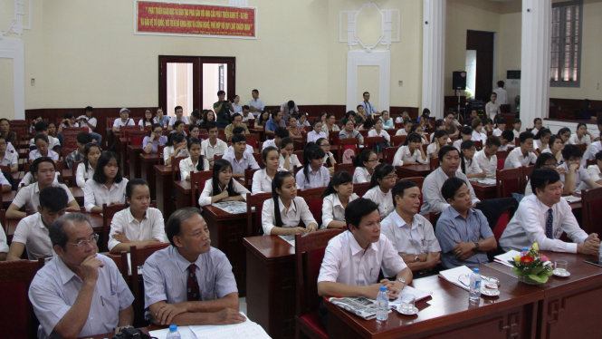Toàn cảnh buổi lễ trao học bổng “Tiếp sức đến trường” cho tân sinh viên Huế - Ảnh: MINH AN