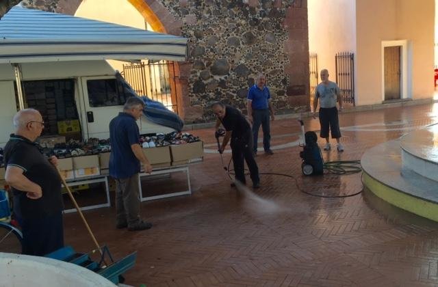 Thị trưởng thị trấn Zerfaliu và mọi người cùng dọn dẹp vệ sinh khu phố - Ảnh: Lastampa
