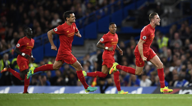 Các cầu thủ Liverpool ăn mừng bàn thắng vào lưới Chelsea. Ảnh: REUTERS