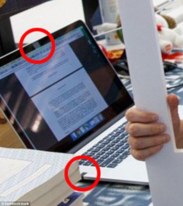 Bức ảnh do Mark Zuckerburg chia sẻ cho thấy anh cũng đã dùng băng keo che lại webcam và jack cắm audio trên chiếc máy tính Macbook của mình - Ảnh: Facebook/zuck