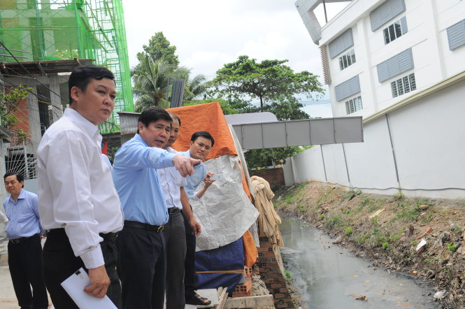 Chủ tịch UBND TP.HCM Nguyễn Thành Phong kiểm tra tuyến mương thoát nước A41 đường Cộng Hòa, P.4, Q.Tân Bình - Ảnh: TỰ TRUNG