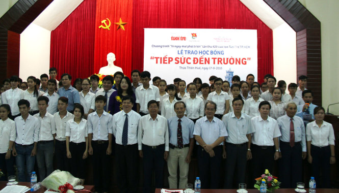 Toàn thể tân sinh viên nhận học bổng chụp ảnh lưu niệm cùng ban tổ chức - Ảnh: MINH AN