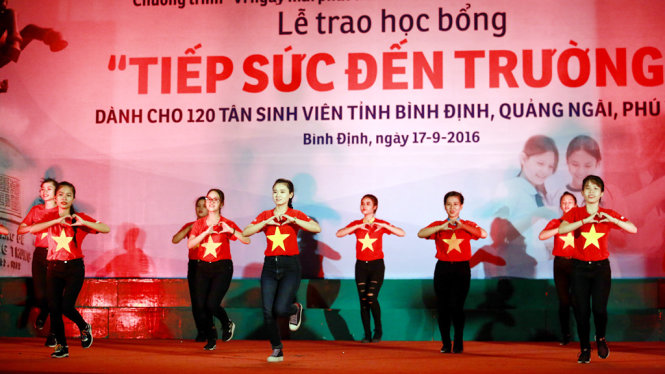 Các sinh viên tỉnh Bình Định biểu diễn “Nhảy dân vũ Việt Nam ơi” tại chương trình trao học bổng “Tiếp sức đến trường” cho tân sinh viên nghèo - Ảnh: Tiến Thành