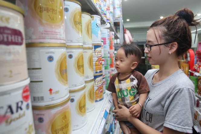 Người tiêu dùng mua sữa trên đường Nguyễn Thông, Q.3, TP.HCM - Ảnh: QUANG ĐỊNH